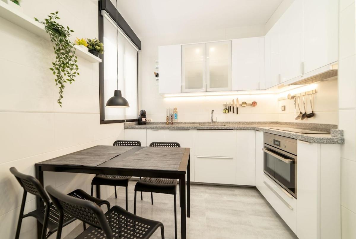 -Malagasunapts- Stylish City Centre Pool&Parking Екстер'єр фото